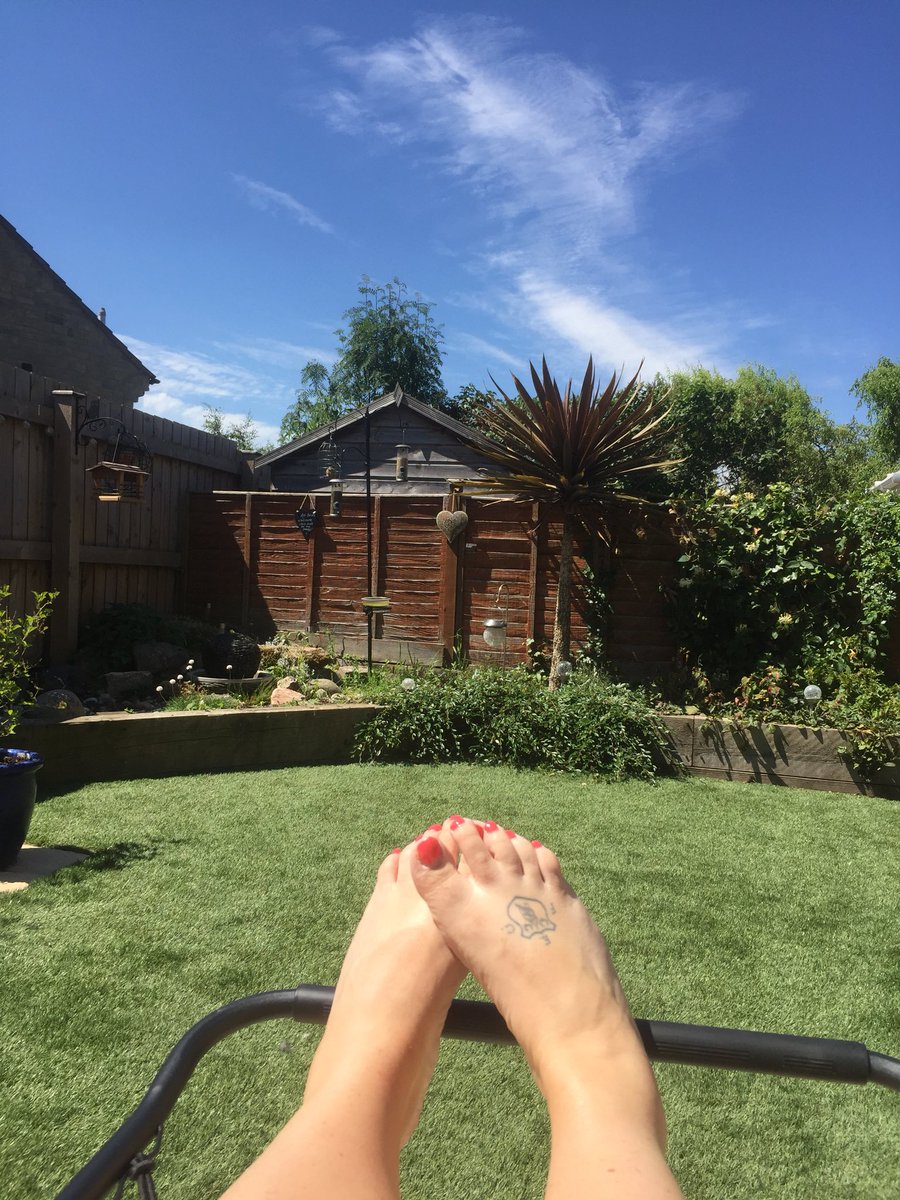 ToffeeReb's tweet photo. Lazy garden day listening to old @elisjames and @nomadicrevery podcasts #quallo https://t.co/j0Tx3G8Ma8