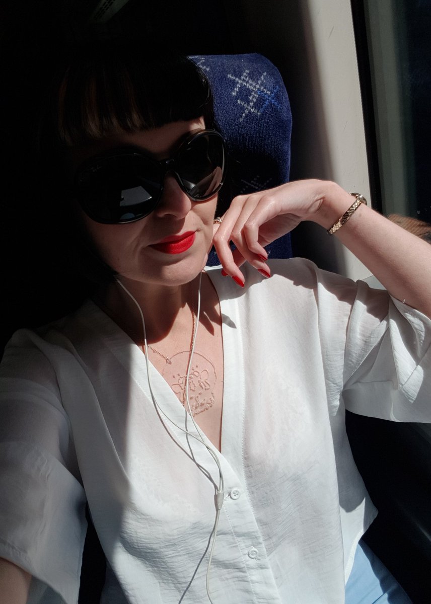 mskirstystevens's tweet image. I am off to Edinburgh today for a date with the fabulous @LauraIronside 😍 And I thought I&apos;d take my @charcotstudio Clear Brain Skull Necklace along for the ride! 💚 #charcotstudio #makingMSvisible #MS #invisibleillness #msawareness