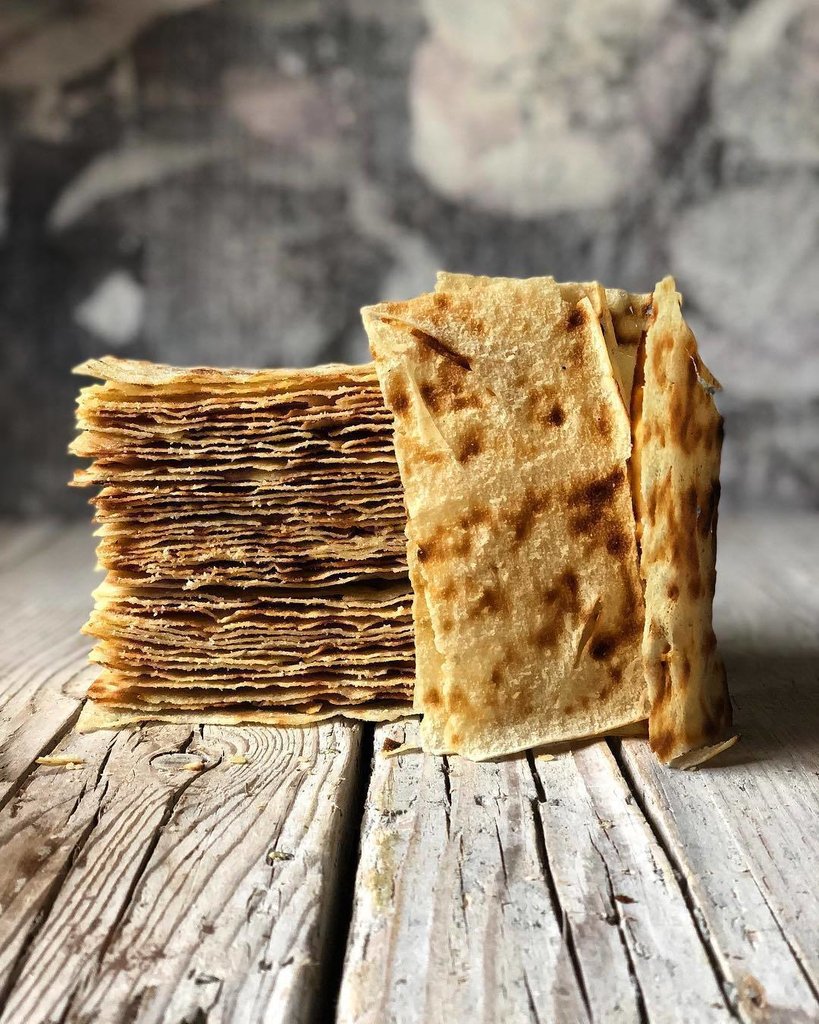 igers_sardegna's tweet photo. "Il pane 'guttiau' è la variante con olio e sale del Pane Carasau, ideale per accompagnare antipasti di salumi e formaggi freschi e stagionati." È con questa immagine invitante di uno dei prodotti tipici più famosi e amati della #Sardegna, che @eat.voila… https://t.co/CjrpA7BEif https://t.co/E68kqWTVPG