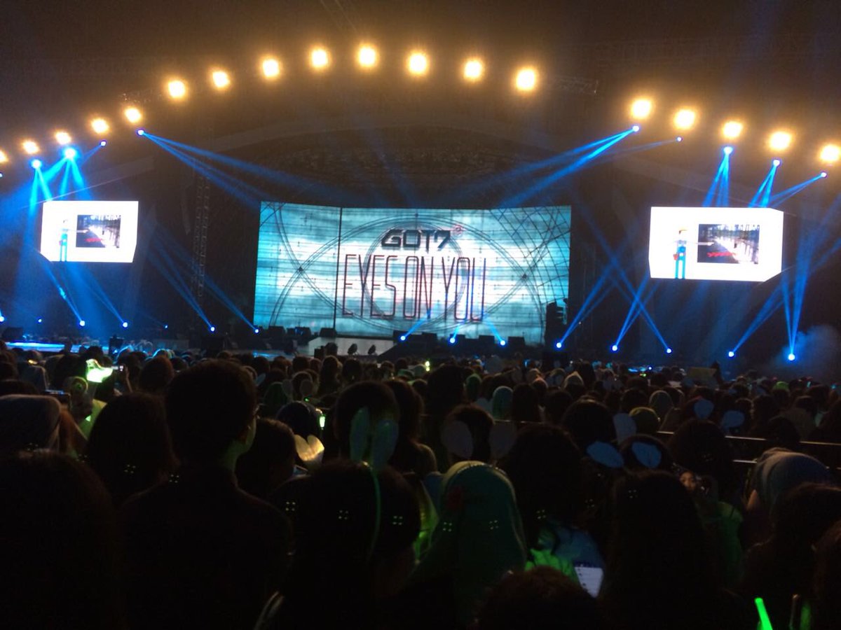 IDNTimes's tweet photo. Konser GOT7 resmi dimulai dengan lagu opening Hard Carry
 #GOT7inJakarta #EyesOnYouinJKT https://t.co/sLWoN8VoDu