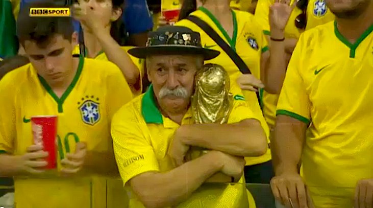Maku ４年前のブラジル開催のワールドカップ ブラジルがドイツ に７ １で大敗 当時の印象的な映像が 高齢の男性がレプリカのトローフィーを悲しい目で抱きしめる 画像１枚目 トロフィーは試合後 ドイツサポーターに手渡される 眼鏡の子どもがボロボロ