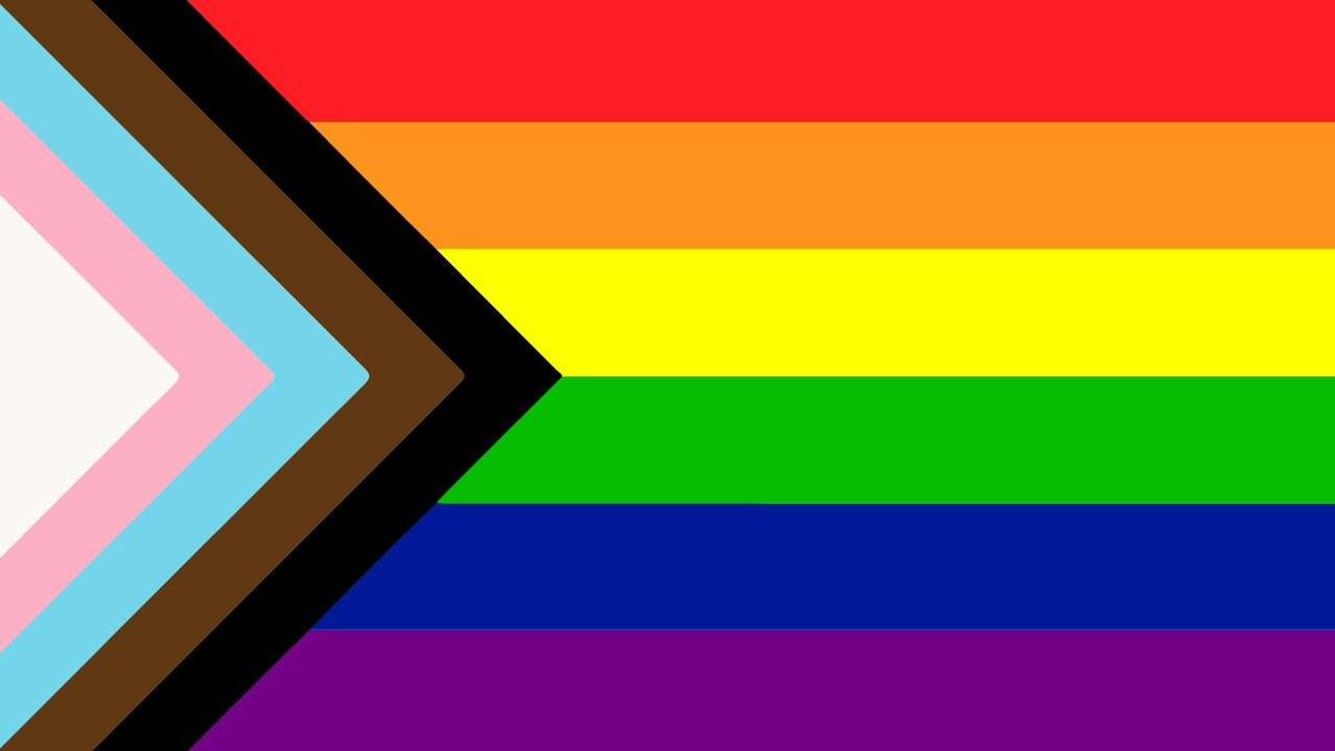 彩虹旗“重启”项目是包容性的胜利，也是一个设计上的灾难。为了代表 LGBTTQQIAAP 人群，波兰设计师设计了新的彩虹旗，给各个群体赋予了相应的颜色。看来老外也喜欢按字面意思堆砌象征意义的设计，并非只有中国国企领导喜欢 #设计入门 // https://t.co/wOLnLxyJdJ https://t.co/YEZyRMMufl 1