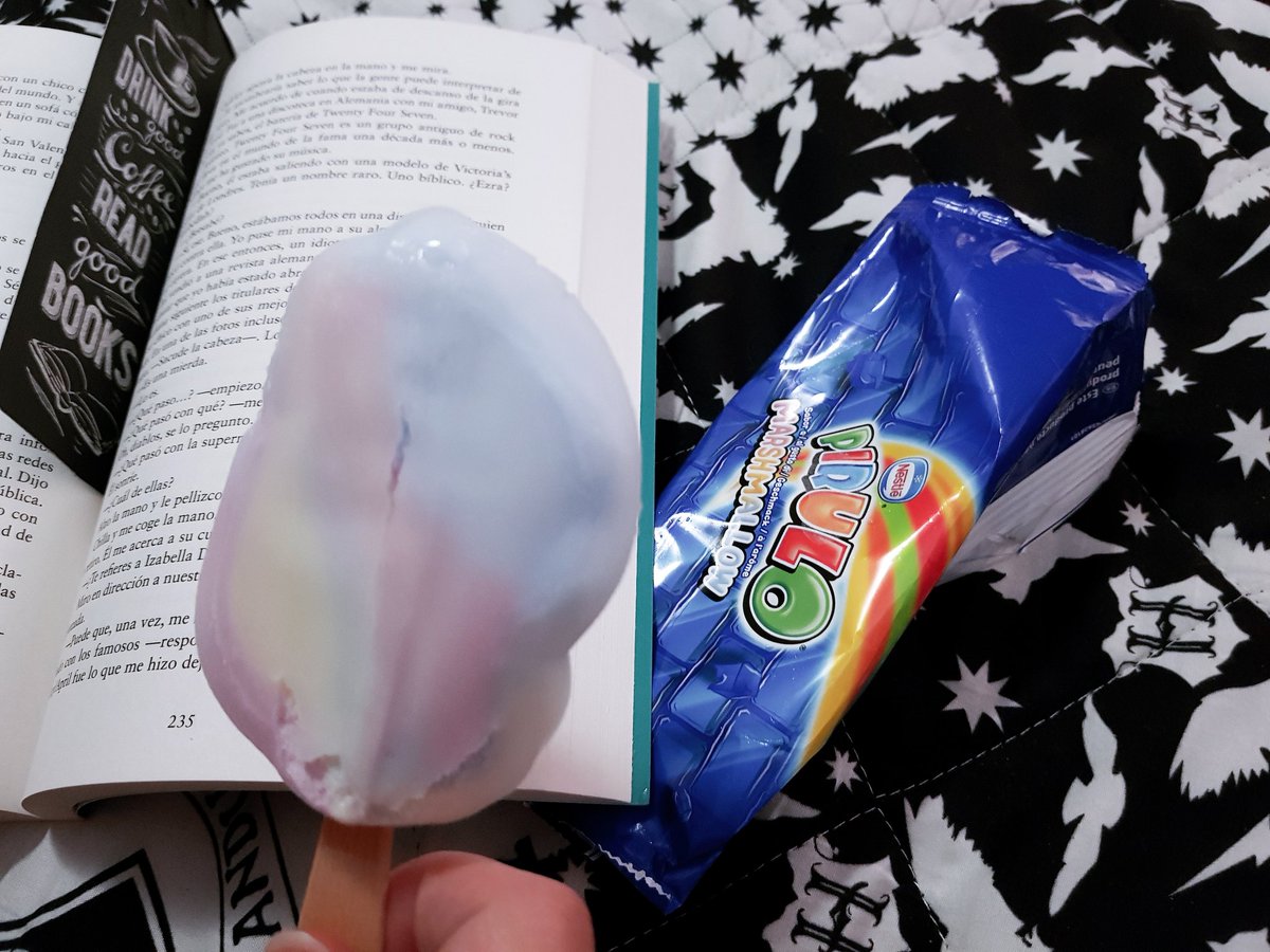 Itaewonreads's tweet photo. Mirad que cosa mas deliciosa me estoy comiendo mientras leo #cuandoesreal que por cierto me queda nada para acabarlo ya y me esta encantado enserio 😍😍 #calipomarshmallow https://t.co/ttsOVKKqk6