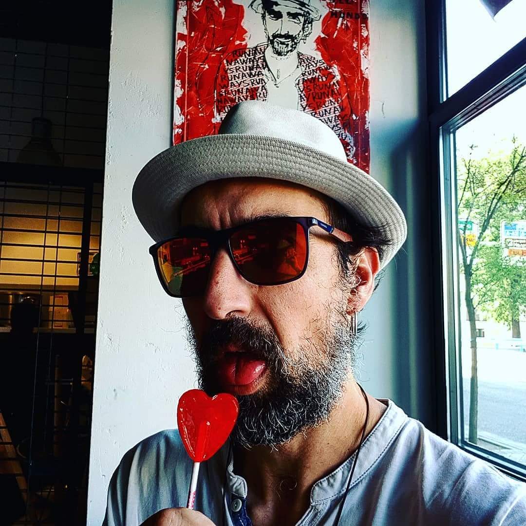 JavsDominguez's tweet photo. Que es lo que come El Pirrakas?? Burgers, patatas y a ti corazón mío, a ti #RunawaysMadrid #lotenemos #Burgers #EstiloPirrakas #summer #Indie #Indiependencia #indianajones #LABARRAINDIE #LaPirrakas #LaKoreana #corazon #TakeAway https://t.co/SIW4qod5Ck