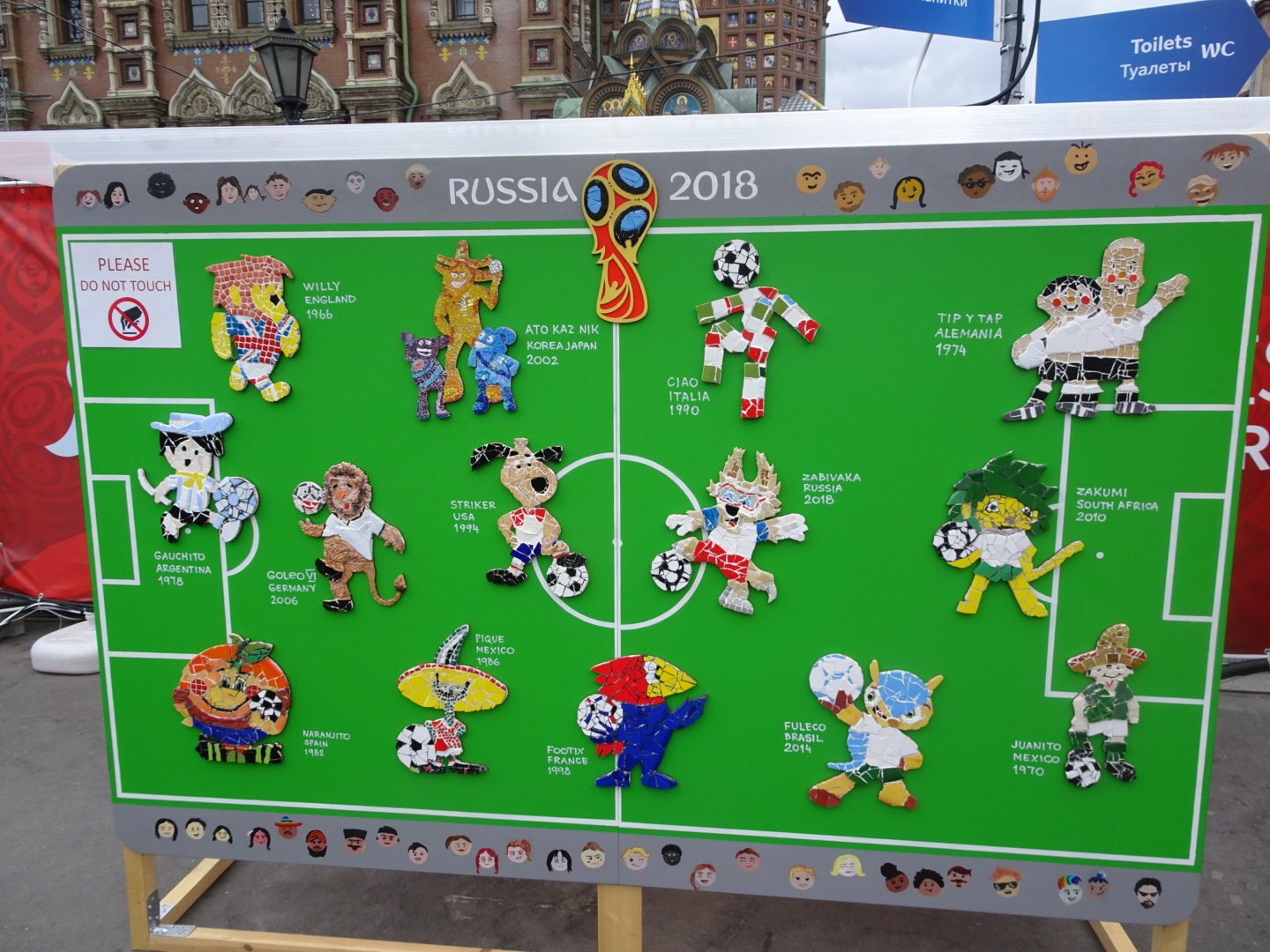 Fjまりこ マスコットクラスタの皆様へ サンクトペテルブルクのファンフェス入口付近に歴代ワールドカップのマスコットが集結してた 血の上の救世主教会の真下くらい 今回のザビワカもだいぶ可愛いけど南アフリカのザクミも可愛かったな 日韓w杯のとき