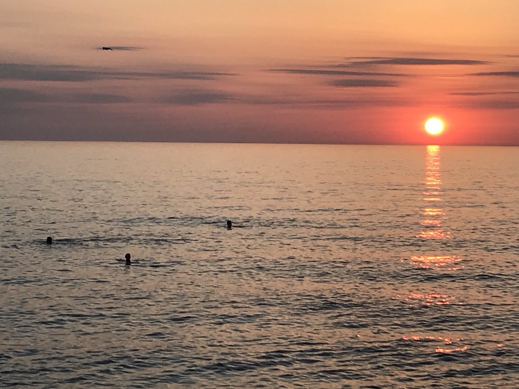 AndreaSplendori's tweet image. 5 am swimrise with @thehappypear crew. 5.30 am run with @rosscontigo (+ 2nd swim). 7 am coffee. 4 pm @richroll at @smockalley with my beautiful wife. Great day to be alive. #goodtobealive #ireland #swimrise #run #goodfriends