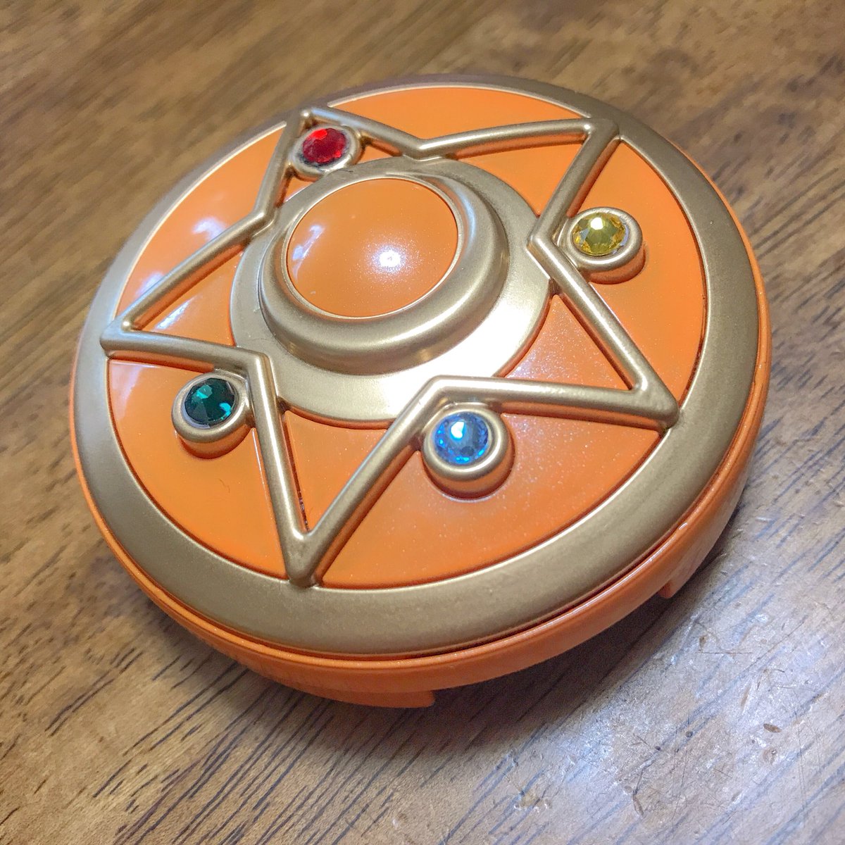 snowwhite408's tweet photo. いろんな方の塗装を参考にして父に手伝ってもらい目薬ケースをヴィーナス仕様しました
#ロートリセ #セーラームーン目薬 #セーラーヴィーナス #セーラームーン https://t.co/0ql12eD3sO