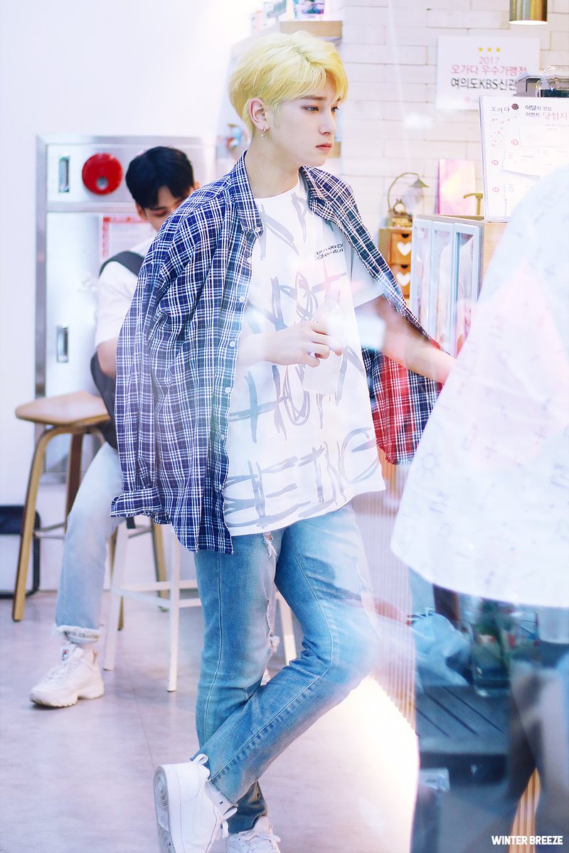 19991207_'s tweet photo. 180629 뮤직뱅크 

잘생긴 게 최고야 • • • 

#IM #아이엠 #한결 #이한결 #HANGYUL #BLACKHEART @_official_IM https://t.co/hzjmuOBjDq