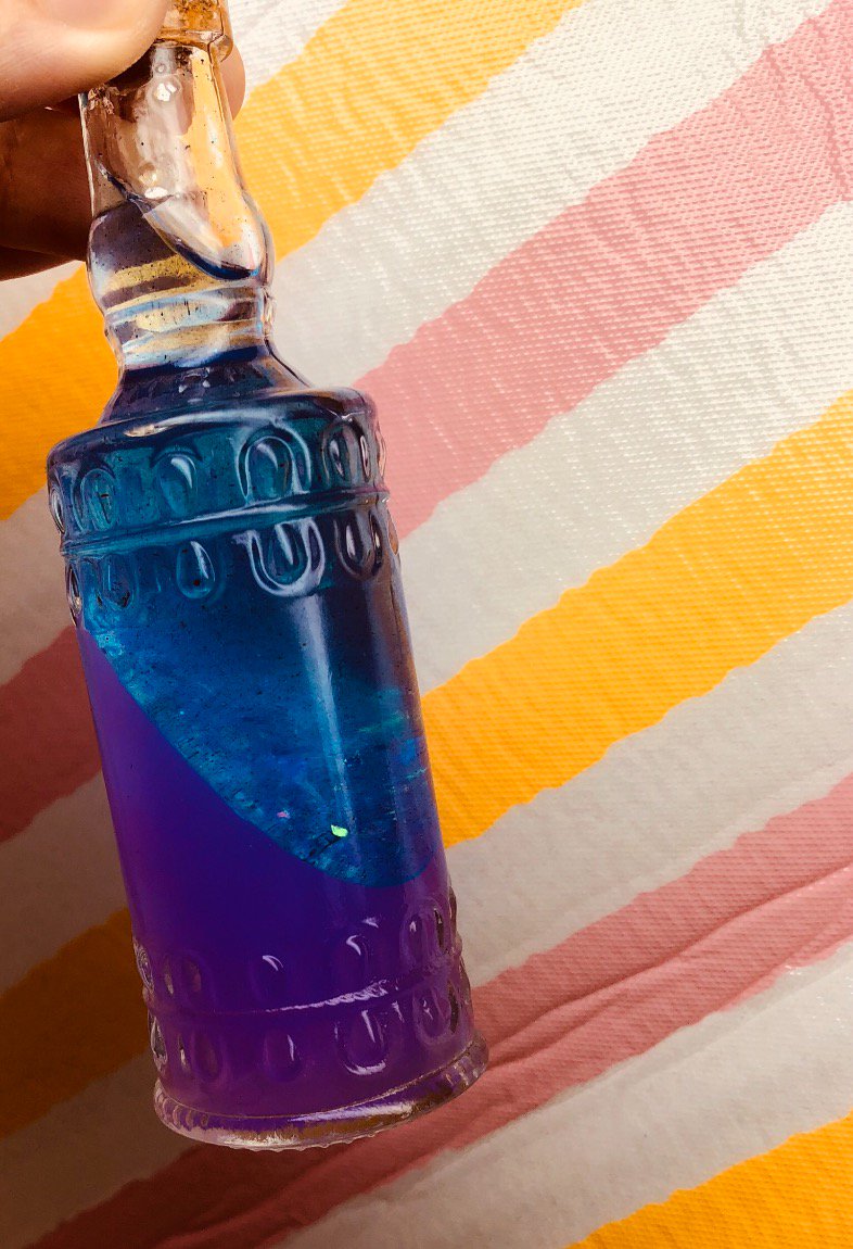 Iris 人狼の薬を飲み続ける黒魔 Twitterissa くられ先生と鬱先生の動画に影響されて作ってみた オール100均 おもちゃがなかったので ベビーオイルでええやんと思い付き購入 ベビーオイルも100均で売ってるんですね あとちょっとキラキラさせたかったのでネイル用の