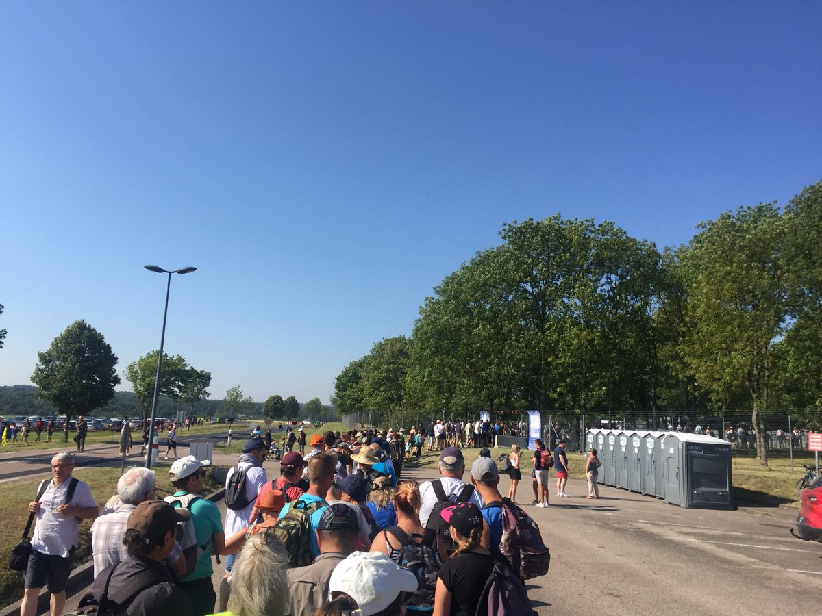 loisontom's tweet photo. Un grand ☀️, une foule déjà importante a 9h30.. #NOAS2018 s’annonce énorme ..
Attention à la chaleur, pensez à vous hydrater ! 💦
#Meeting #Ochey #BA133 https://t.co/h6fUH9Kph8