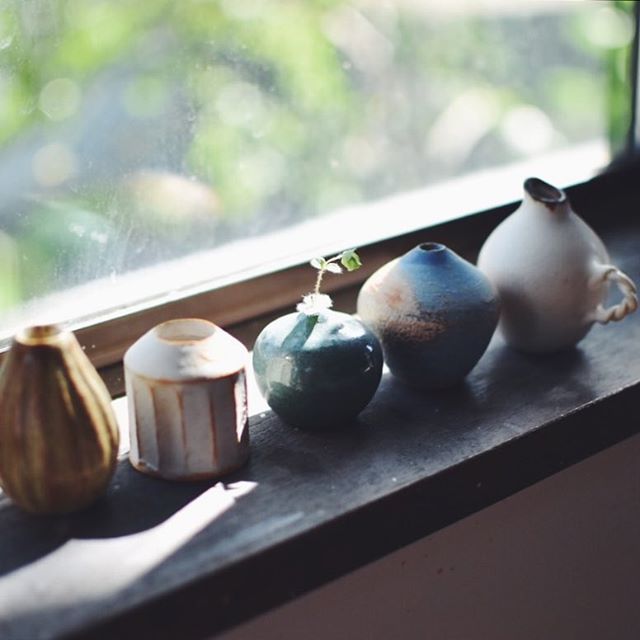 aya_ogawa_'s tweet photo. How are you? 
We are here today.
・
・
#ayaogawa_handmade_ceramics  #小さな花器 #tinybudvases  #花 #flowers #器 #陶器 #うつわ  #日々  #instapottery #interior #インテリア #ceramics #design https://t.co/icC9SutBeq https://t.co/xjkvzxu77D