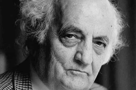 -Günde kaç saat çalışırsınız?
-Haftasonu dahil her gün 7:30’da enstitüye giderim. Günde 17 saat çalışırım. Evden getirdiğim bir parça ekmek ve peynirle öğleni yaparım. Ama artık biraz tembelleştim, 14-15 saat ancak çalışabiliyorum.

Fuat Sezgin 94 yaşında bugün hayata veda etti.