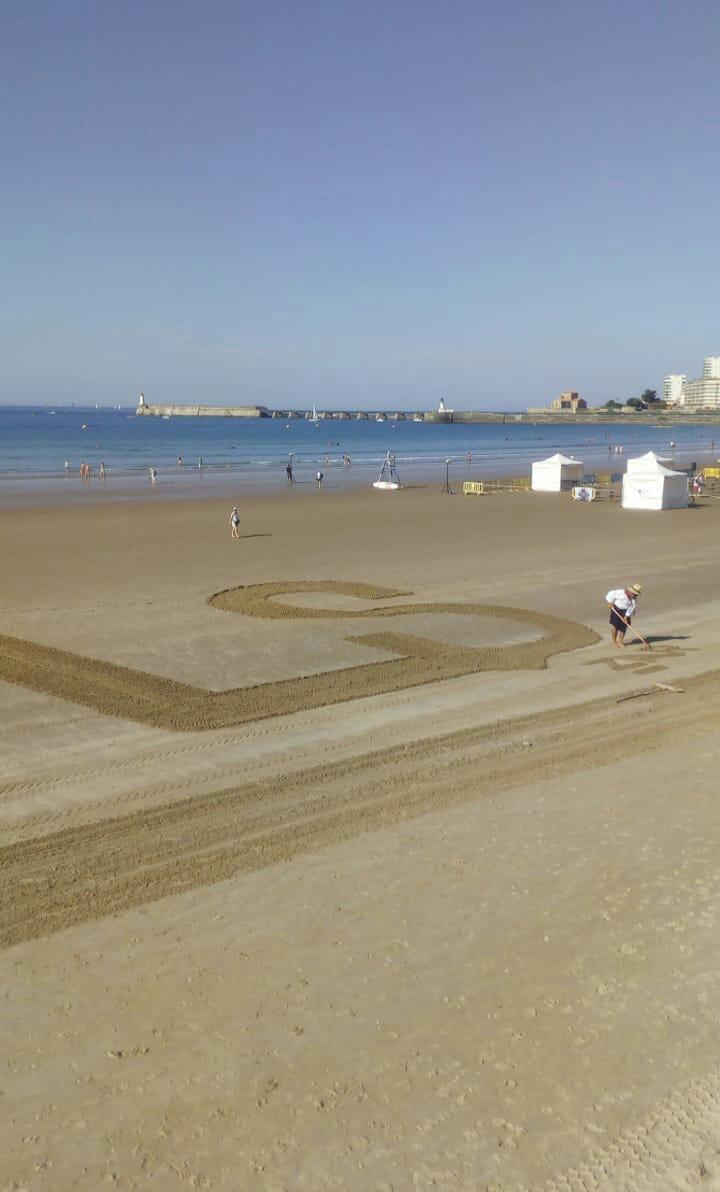 VilleDesSables's tweet photo. Il fait beau, c'est le jour du grand bain à la mode 1900 #LS800 @VilleDesSables. Rdv à 11h sur la grande plage. https://t.co/BNraZ3ooNe