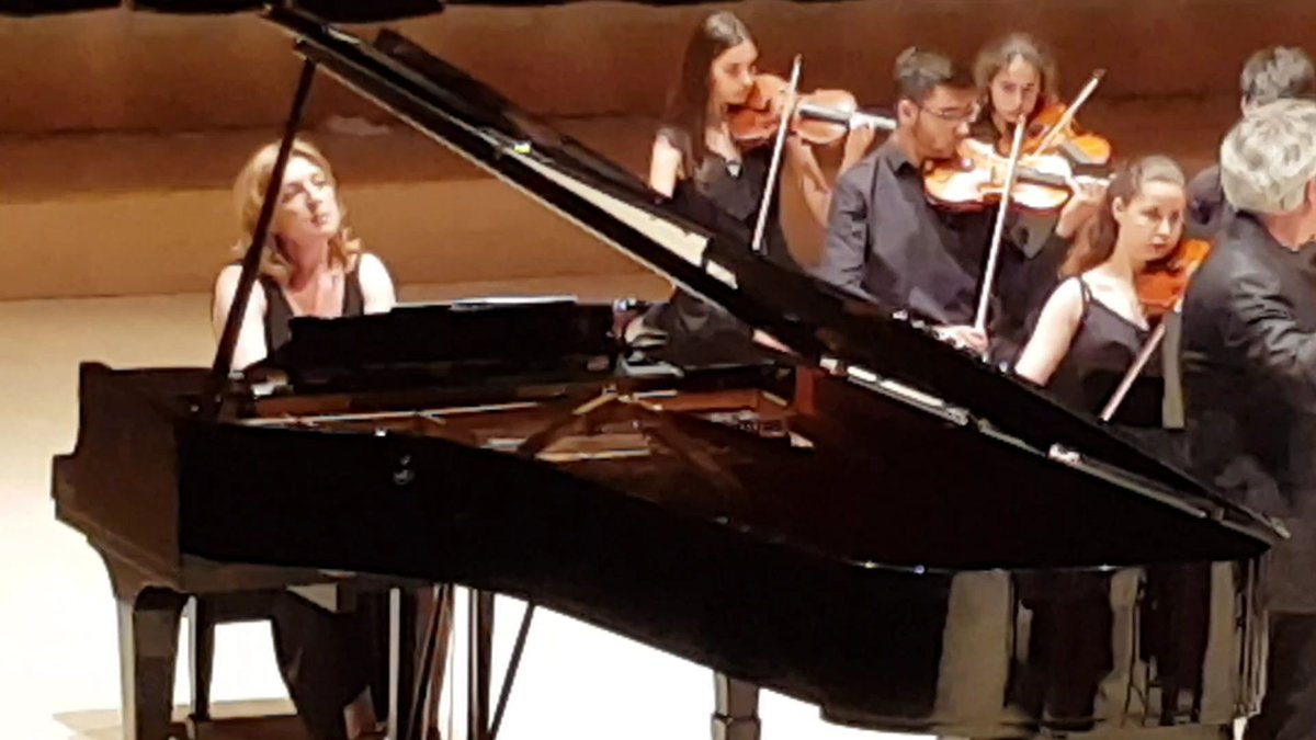 @EspaiClassic @BoschManolo @epmediterraneo Fabulós!! 👌👏👏 Preciós concert sota la rigurositat de l'insegnante di violino S. Pagliani. Gran virtuositat del violí d'A. Calatayud, passió generosa de la viola A.M. Alonso i elegància natural del piano D. Pérez. Acompanyats pels alumnes del @EspaiClassic: Excel.lents 👌👏😍
