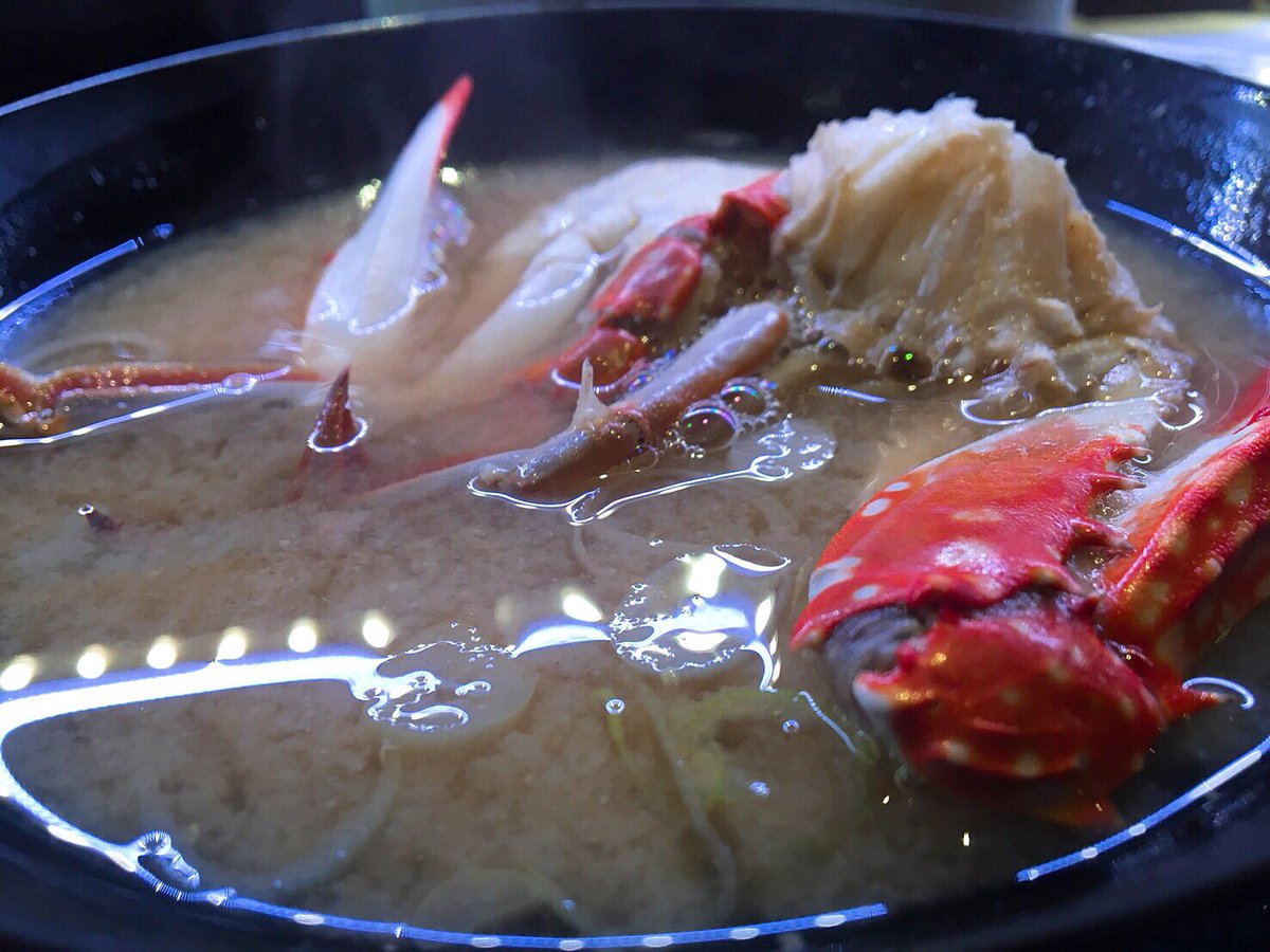 everyone_meiten's tweet photo. 回転寿司を食べました。寿司が持つカロリーは回転時に運動エネルギーに変換されているので、回転寿司は実質カロリーゼロです。 https://t.co/RYif7igrIR