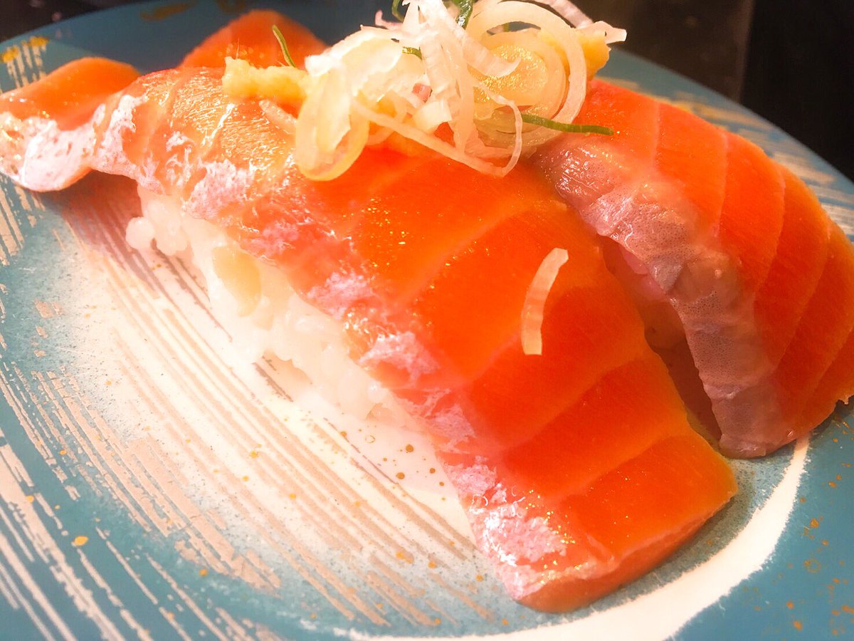 everyone_meiten's tweet photo. 回転寿司を食べました。寿司が持つカロリーは回転時に運動エネルギーに変換されているので、回転寿司は実質カロリーゼロです。 https://t.co/RYif7igrIR