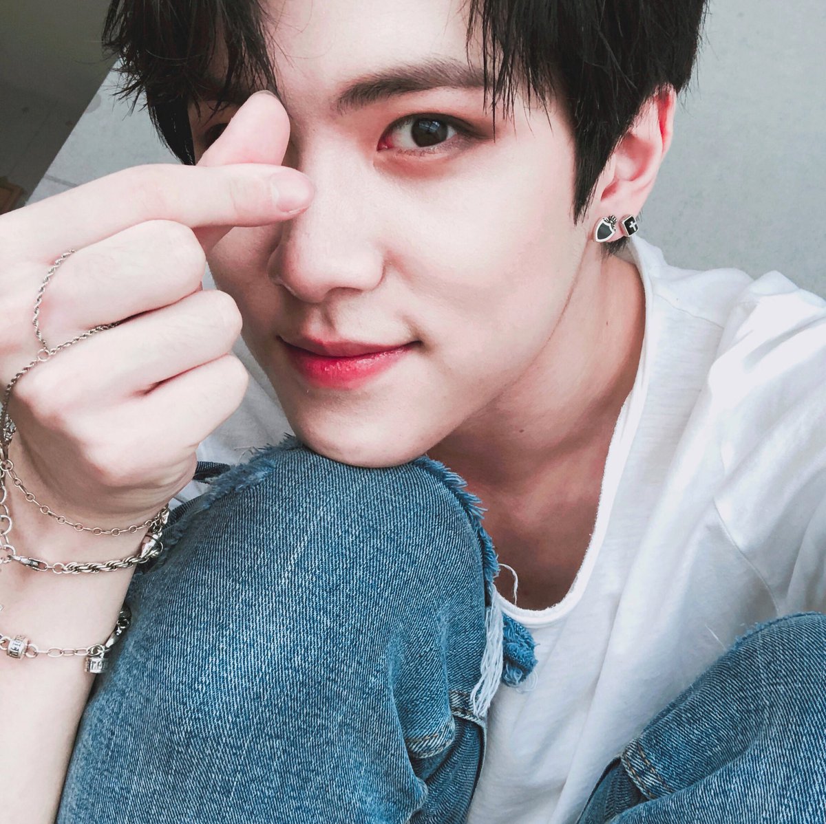 July3rdDH's tweet photo. 아 진짜 어떡해 귀걸이 바꾼 거 너무 예쁘다 동하나 ㅠㅠ ❤️🖤❤️🖤❤️🖤 https://t.co/eBHoNFf0Ho