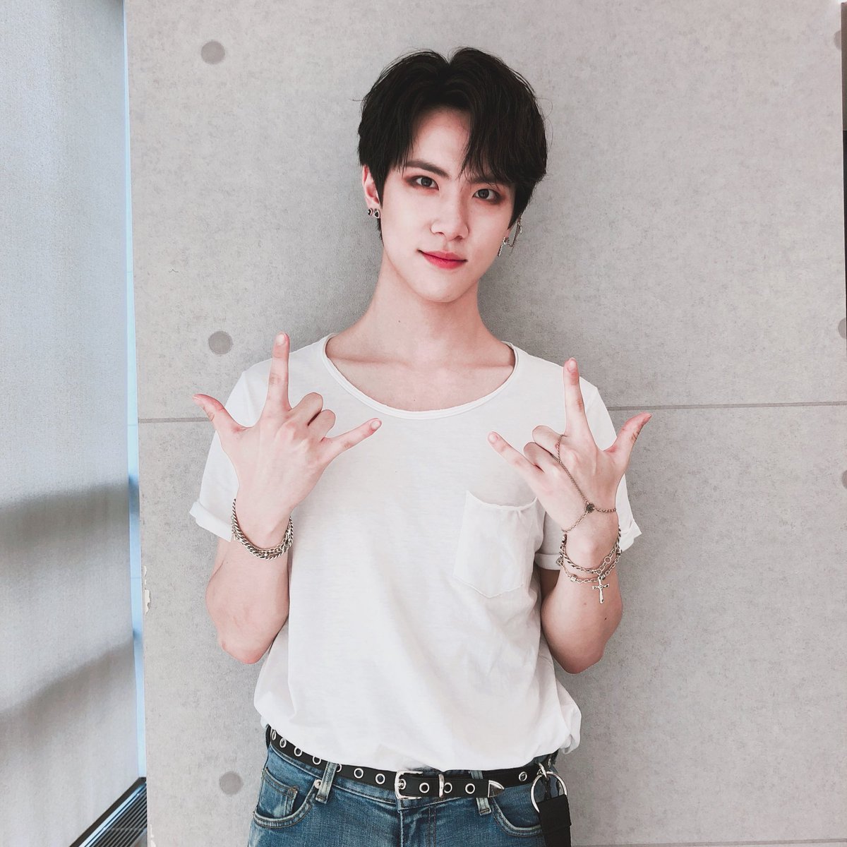 July3rdDH's tweet photo. 진짜 제가 이런 동한이 사진들을 무료로 봐도 되는 건지 https://t.co/TxTX0QlqNL