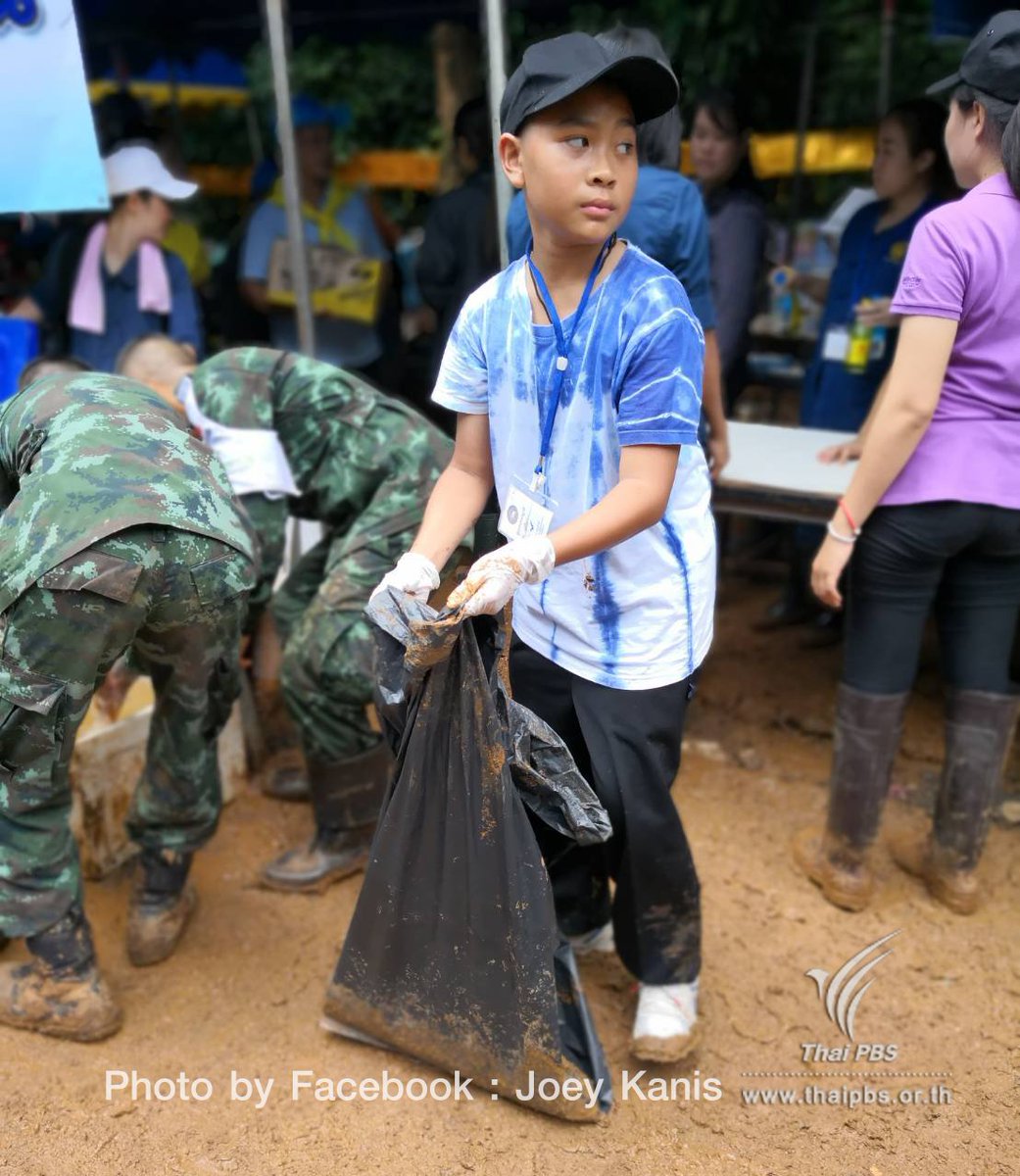 ThaiPBS's tweet photo. "ผมอยากมาช่วยครับ เก็บขยะก็ยังดี ถ้าผมช่วยได้ ผมจะทำครับพี่ ผมอยากช่วย เพราะว่าเพื่อนชื่อ "บิว" สมาชิกทีมหมูป่าอะคาเดมีก็ติดอยู่ในถ้ำ"

[น้องพีช - นักเรียน ม.1 โรงเรียนสามัคคีวิทยาคม จ.เชียงราย] #อีกมุมในพื้นที่ #ถ้ำหลวง #13ชีวิตต้องรอด
📌Photo by FB : Joey Kanis ทีมข่าว #ThaiPBS https://t.co/t24bok3FD6