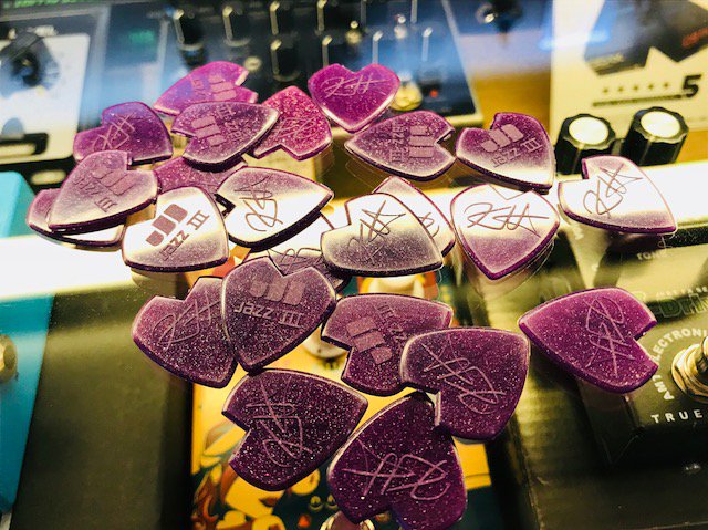 musicplant's tweet photo. 【つくば店】JIM DUNLOP PICK FLOW STANDARD と KIRK HAMMETT JAZZ III Puple Sparkle が入荷!#MP新着 #JimDunlop #GuitarPick
#FlowStandard #549R
https://t.co/3fpHbrYYTI
#KirkHammett #Metallica #JAZZIII #PupleSparkle
https://t.co/h69AbaGXHY https://t.co/reWgplCwAl