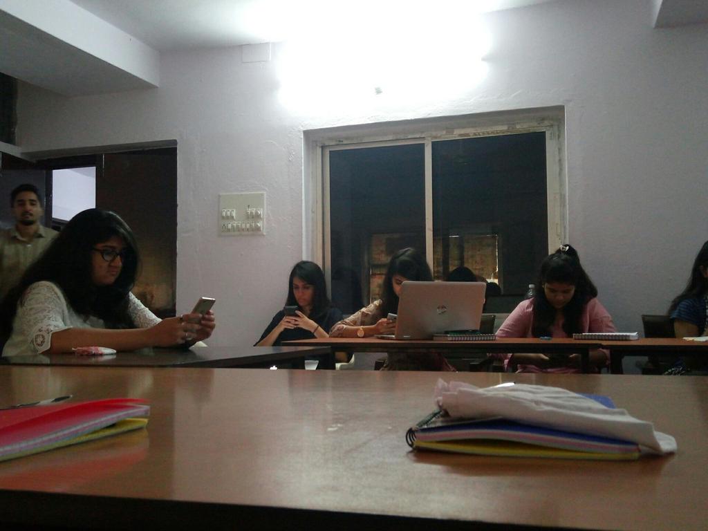 sane_psycho23's tweet photo. Saturday meetup @getdigication with @HasanGumani  about Content Writing. Awesome knowledge about what is content, what are its elements and obviously how to write content😂 

#DigicationKarteHai 
#MeetUp #Udaipur
#SaturdayMorning 
#SocialMediaDay https://t.co/gkBp2MvItk