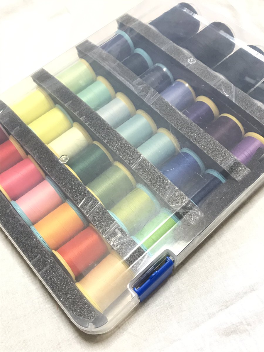 Ami 既出だけど ダイソーのすきまテープと幅広のファイルケースでミシン糸収納 鳥よけネットのも良いんですが これだとパッと見で何色の糸があるかわかります あとカラーボックスに立てて収納出来ます レイヤーのオススメ商品プレゼン大会