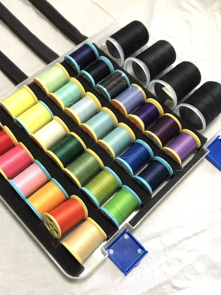 Ami 既出だけど ダイソーのすきまテープと幅広のファイルケースでミシン糸収納 鳥よけネットのも良いんですが これだとパッと見で何色の糸があるかわかります あとカラーボックスに立てて収納出来ます レイヤーのオススメ商品プレゼン大会