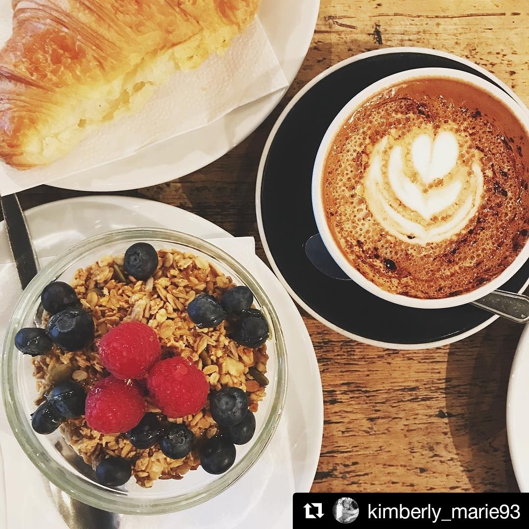 Thanks for the snap @kimberly_marie93 😊👏 Also, we couldn't have said it any better 'When people ask me what I like to do in my free time, my first thought is always “eat” 😂😍👌 Happy weekend, everyone! Come enjoy breakfast in the sun ☀️ #sunnybreakfast #londonsummer