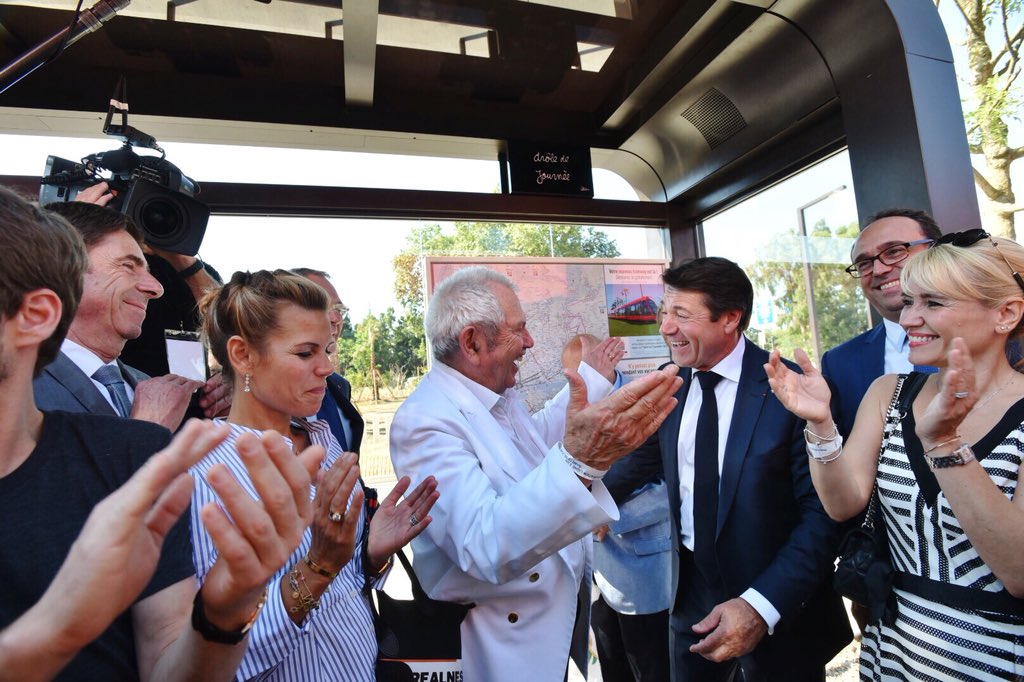 cestrosi's tweet photo. Merci à l’artiste Ben et à ses mots qui vont accompagner les voyageurs tout au long de cette #LigneOuestEst ! #Ligne 2 #GagnantsSurTouteLaLigne https://t.co/wdIpymuIpX