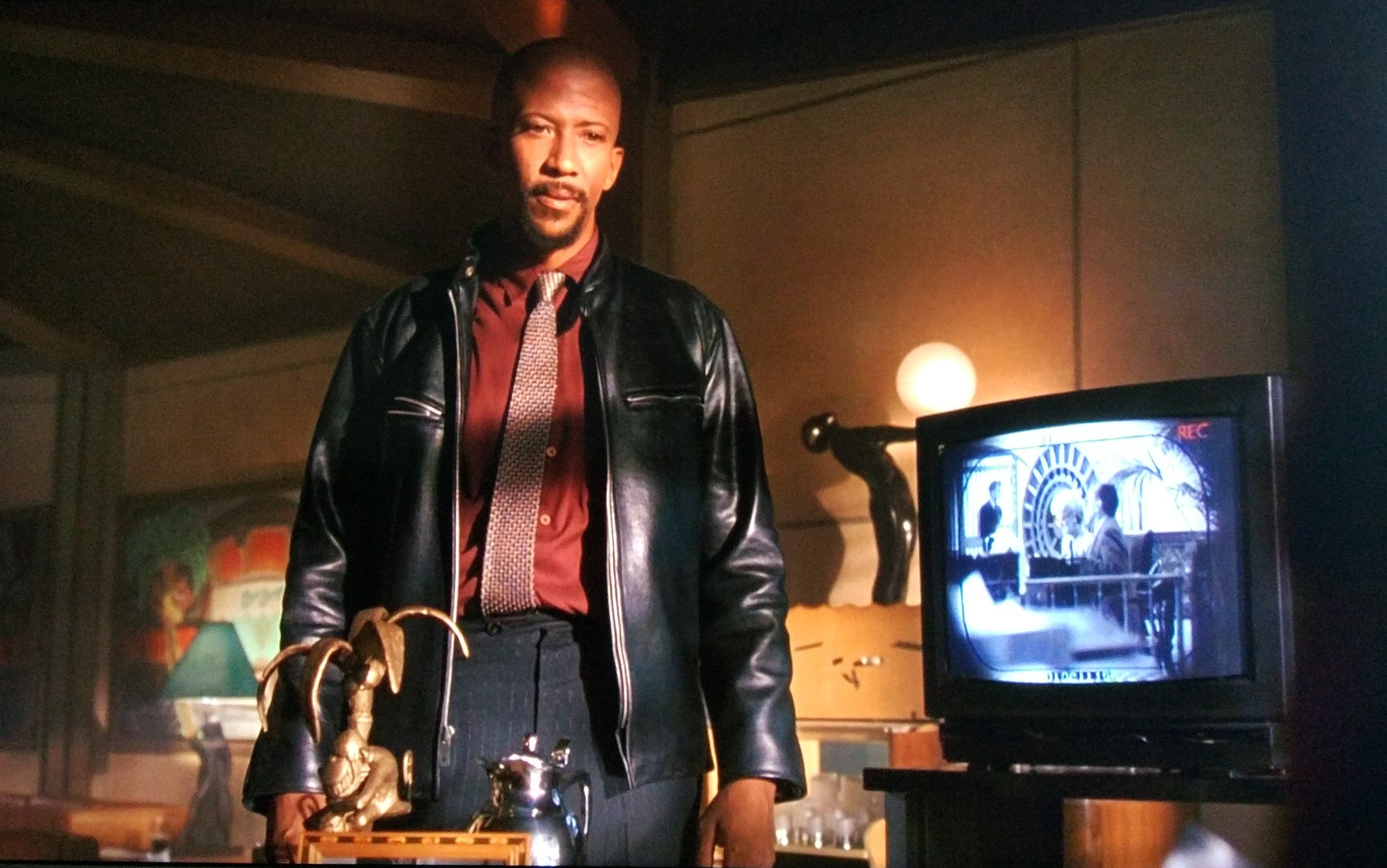 𝙨𝙪𝙟𝙤𝙮 Watching The Mask After A Long Time And Realised That Freddy Late Reg E Cathey From The Houseofcards Is In It Way Before His Famous Dc Ribs Joint T Co 9fmlsalztt