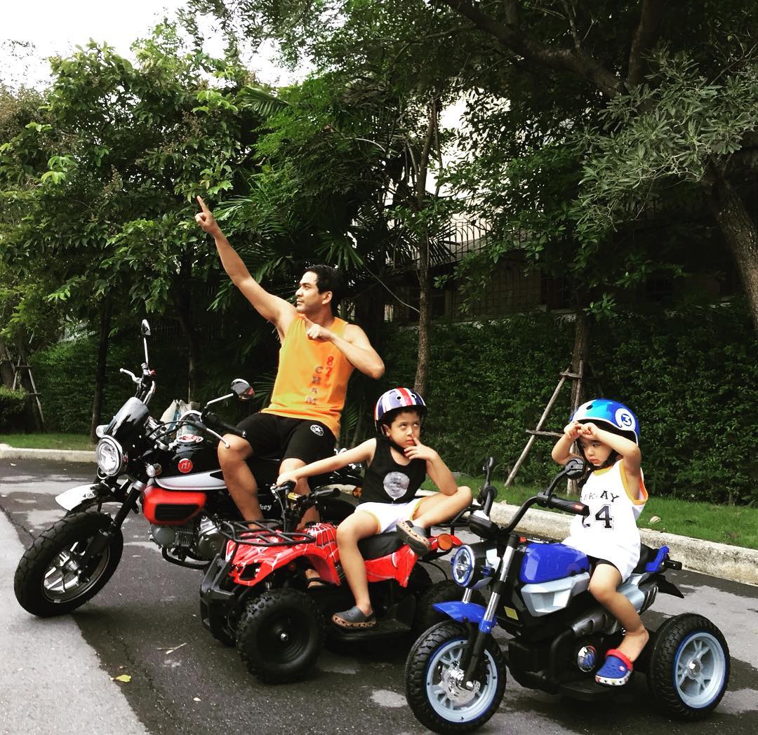 เข้าใจนะ........บางทีเค้าคงรำคาญพ่อตัวเอง..........แต่ไม่นึกว่าภูดิศจะทำกับพ่อขนาดเน๊!!!!!!!!!...................