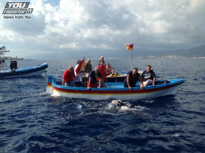 mauro8100's tweet image. "Questo mare l'hanno varcato in tanti, mafiosi e delinquenti, io sono una delle prime persone normali"
#Grillo dopo traversata dello stretto coccolato da 100 barche e festeggiato allo sbarco

Tutti gli altri invece non sono persone #normali ma carne da macello
#VerticeUE