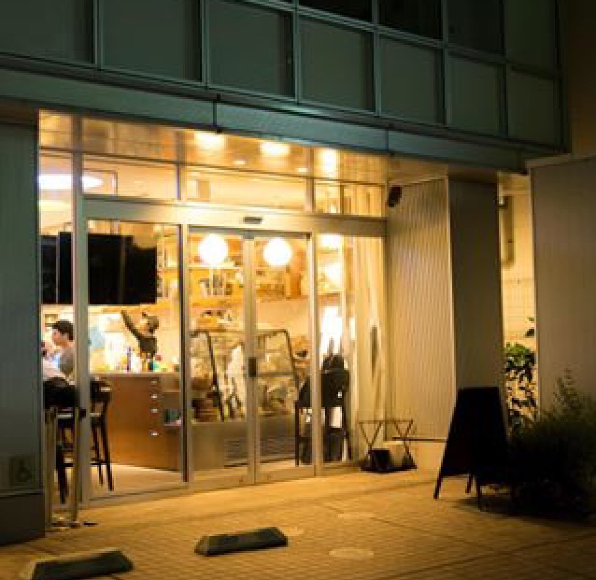 ApellaCafe's tweet photo. 本日アペラ渋谷でのラスト営業日となりました。

最終日はバーテンと一緒に渋谷アペラでの思い出に浸りながら飲みましょう🍶🍷🍸🍹

Twitterの中の人も……べ……別に寂しくなんかは……ないんだからね……なんて笑笑

御��店お待ちしております😁 https://t.co/USiFzWps8Z