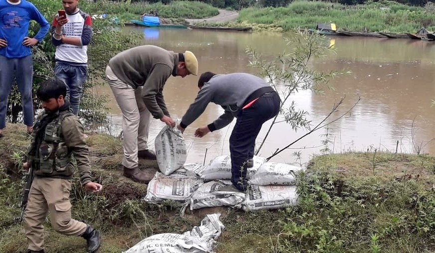 AnantnagPolice's tweet photo. Team headed by SHO Sangam repairing embankments of Jhelum at Sangam Anantnag. @JmuKmrPolice @KashmirPolice https://t.co/pM0Yon5oFC