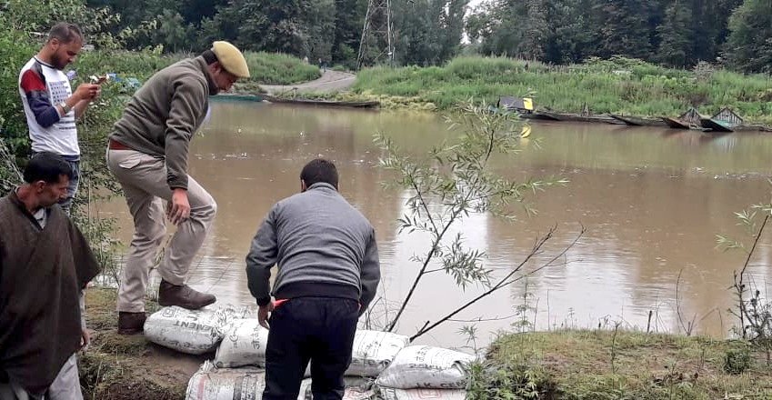 AnantnagPolice's tweet photo. Team headed by SHO Sangam repairing embankments of Jhelum at Sangam Anantnag. @JmuKmrPolice @KashmirPolice https://t.co/pM0Yon5oFC