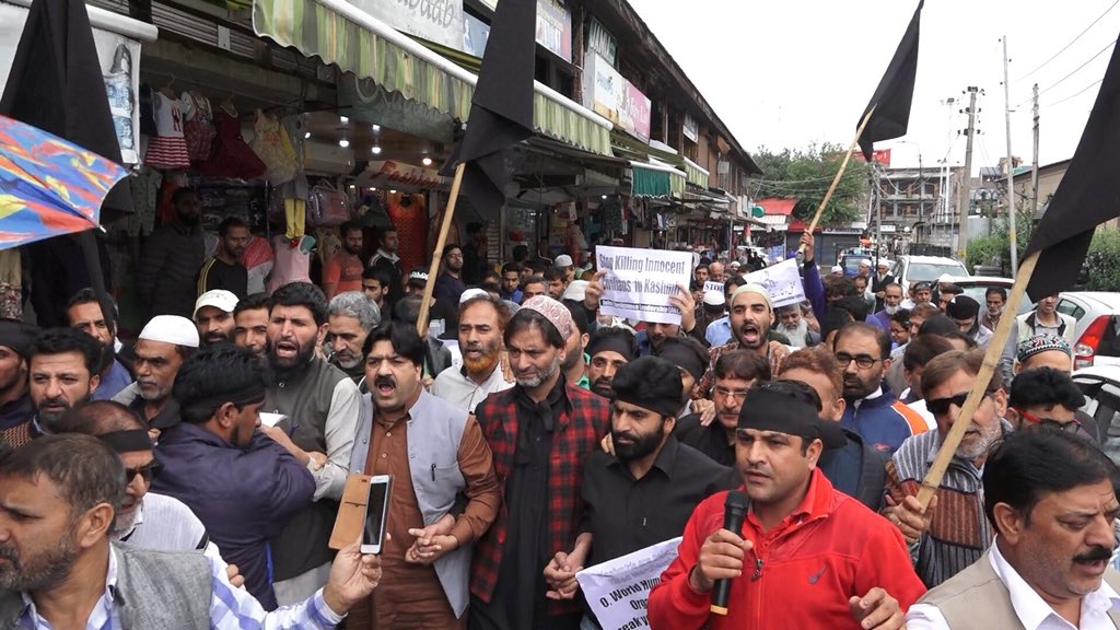 MirwaizKashmir's tweet photo. Joint Resistance Leadership today organised a protest march at #JamaMasjid Srinagar led by Yasin Sb against the brutal killing of 15year old Faizan at the hands of #GovtForces. Under the garb of #CASO even young boys are not being spared as they are targeted& killed mercilessly! https://t.co/jlwYBvqtgQ