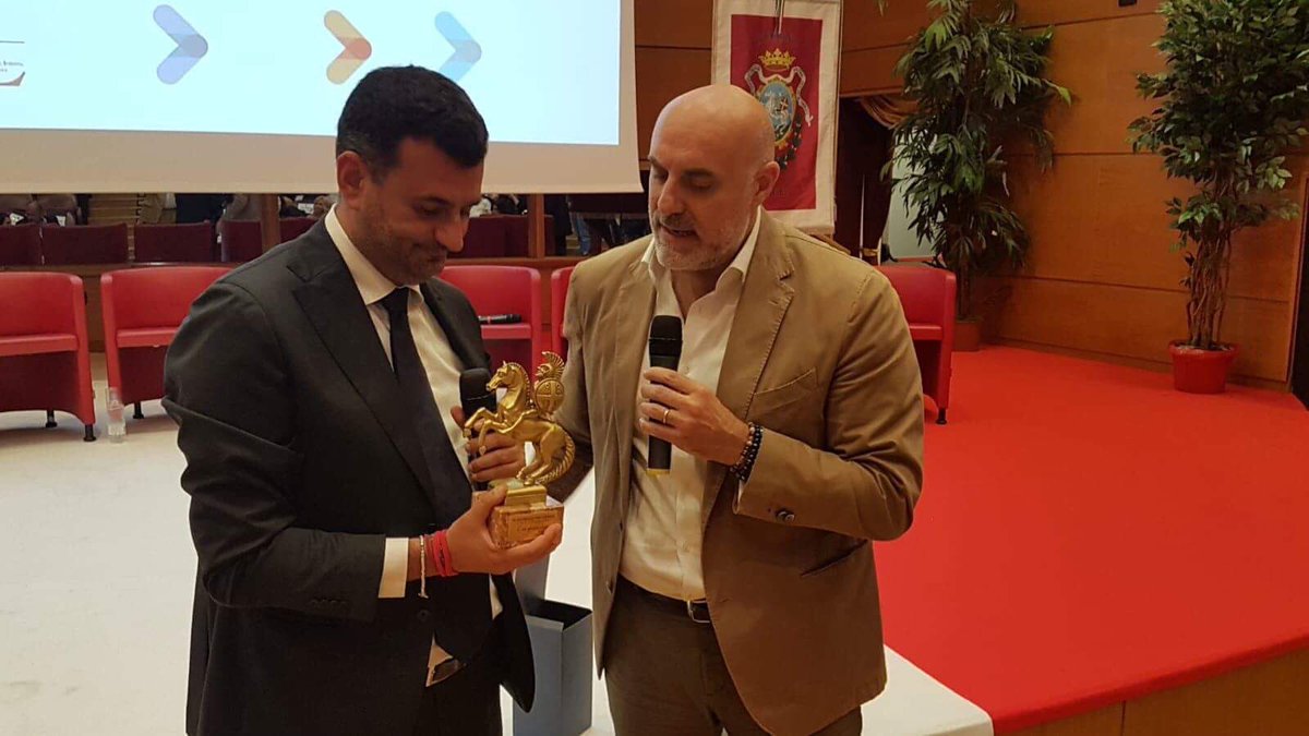 Il Sindaco di #Chieti dona ad <a href="/Antonio_Decaro/">Antonio Decaro</a> un simbolo della città. 

#AnciGiovani2018 #EnergieInMovimento #Chieti