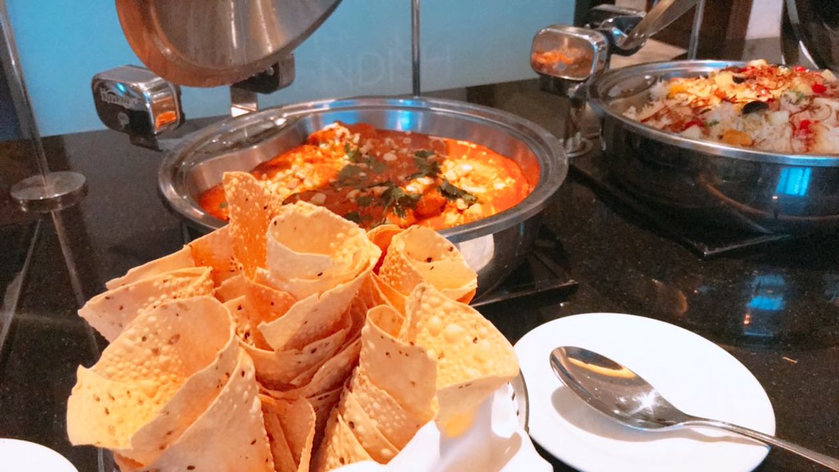bonningtontower's tweet photo. Last night at the #CavendishDXB was currylicious! #FridayCurryNight https://t.co/5K34Zq3Twh