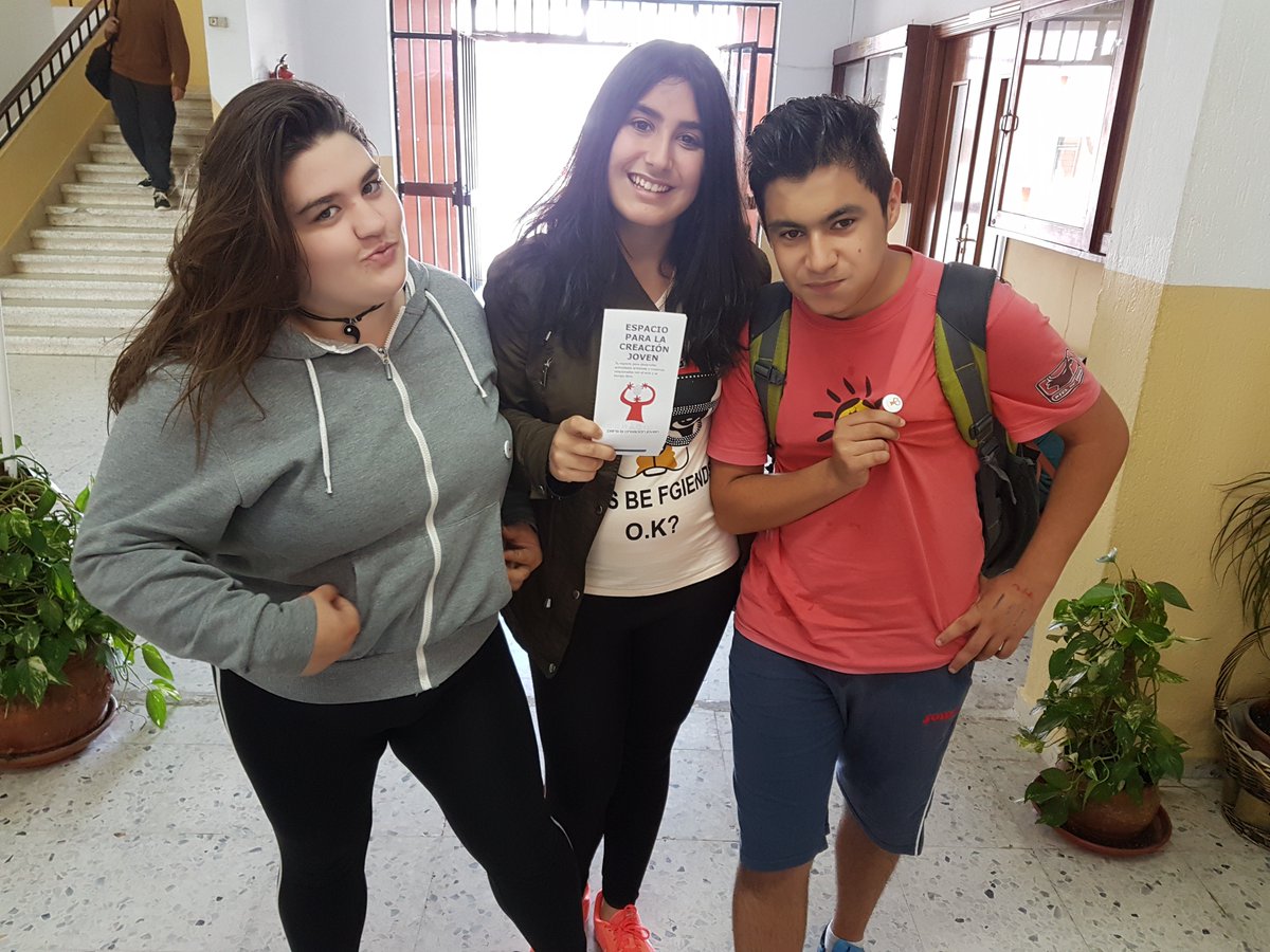 ECJMontijo's tweet photo. Una de las fotografías de los chicos informándose sobre el ECJ y dando publicidad con nuestras chapas!! https://t.co/Xs04QKxo6y