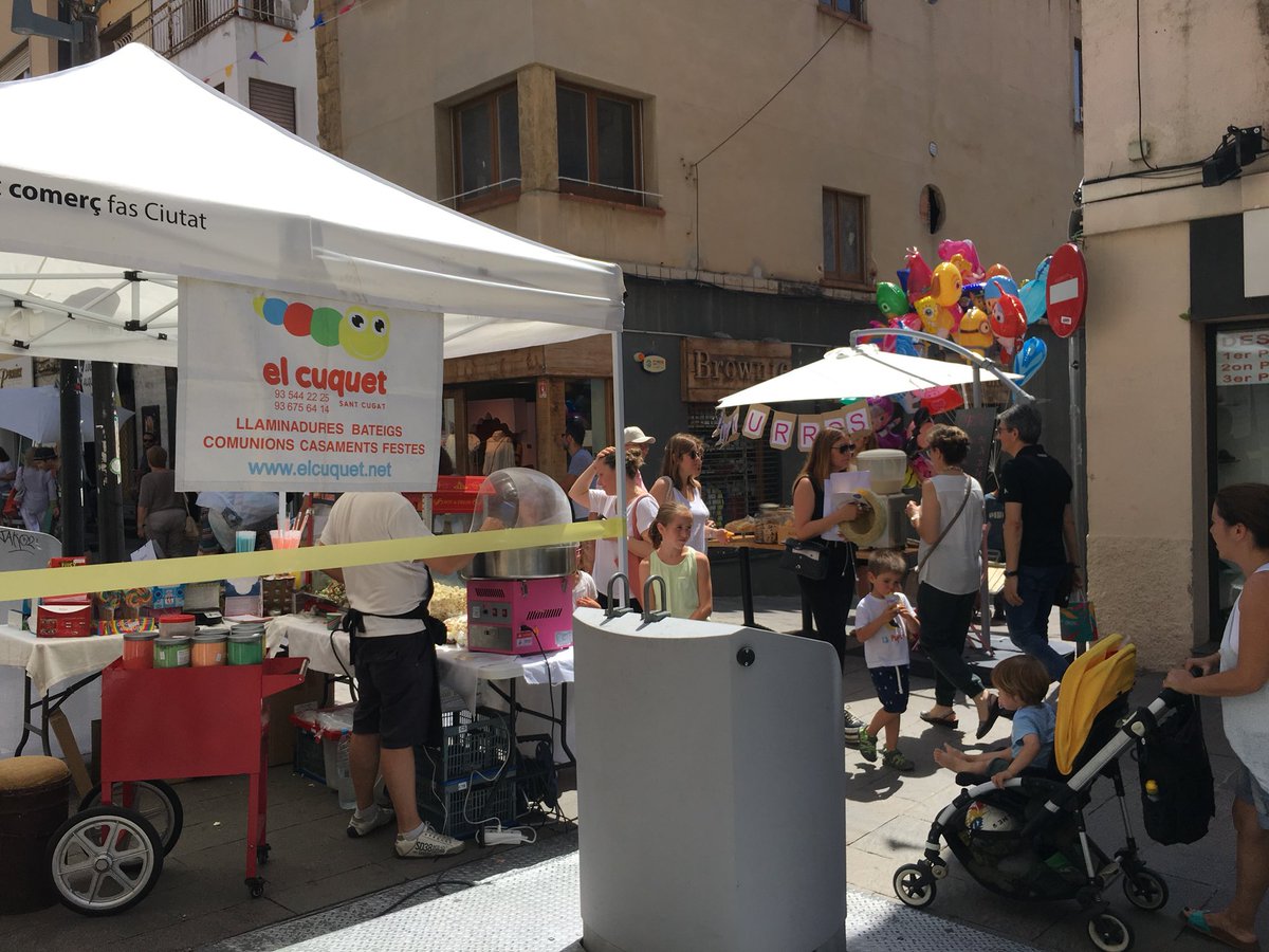 santcugatcomerc's tweet photo. Estem de @FMSantCugat gaudint del carrer. Avui celebrem #labotigaalcarrer a #SantCugat. Estem de doble festa, ja ho veieu! 😜 https://t.co/3ecdC9xXX4