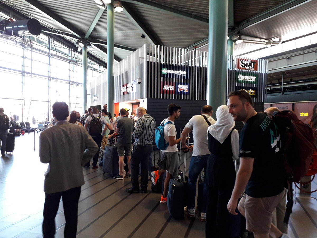 BarbaraFe123's tweet photo. Here's the queue - getting longer..... https://t.co/oVKwBgZFRI