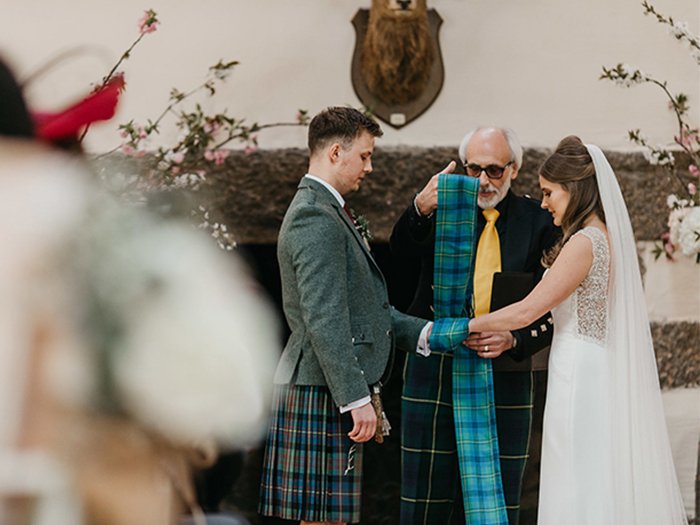 PHOTO OF THE DAY 295 | <a href="/EmmaLawsonPhoto/">Emma Lawson</a> 

We love to see what couples decide to do during their wedding ceremony. 

Here, the couple are taking part in a lovely hand binding ceremony! 🎊

>> bit.ly/photooftheday2…