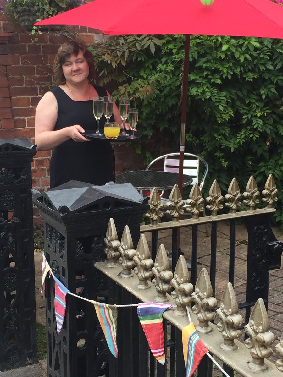 OrchardDining's tweet photo. Cocktails in the garden anyone? https://t.co/MUW0KS412V
