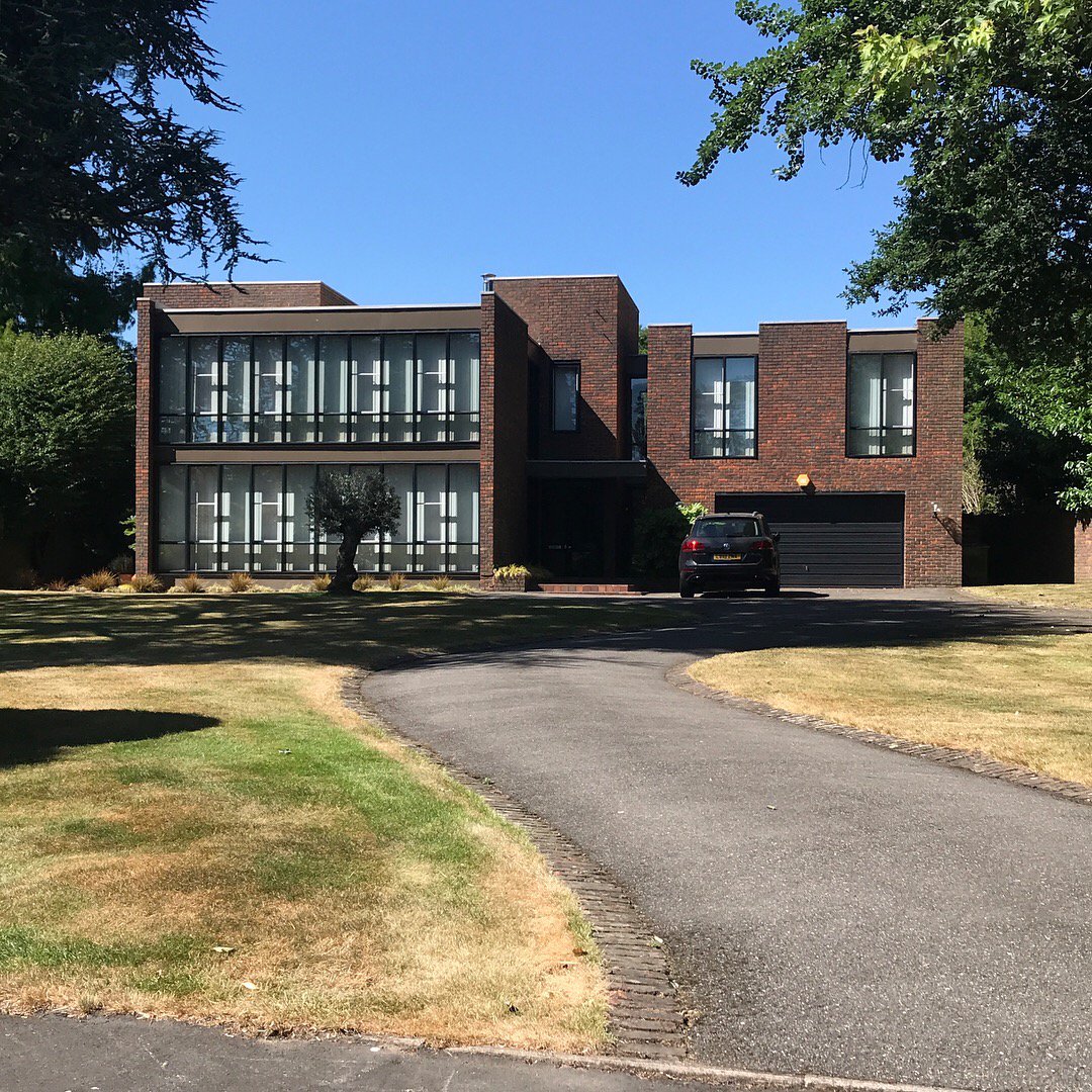 StudioGeorgeCo's tweet photo. Stumbled on this on the way to site: 1970s Royston Summers-designed modernist estate sited around a lake. #LakesideDrive https://t.co/YUAqsAD2Fv