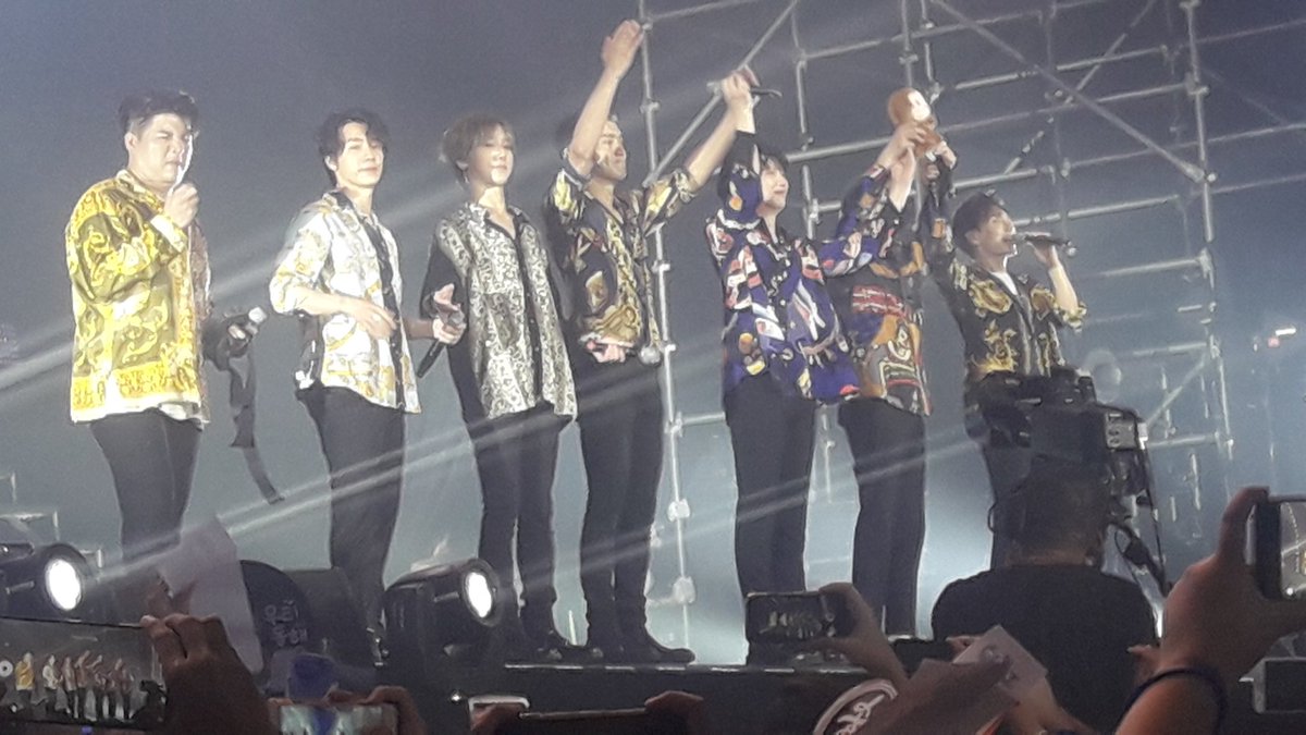 eunhaemode's tweet photo. Leeteuk: SEE YOU IN SUPER SHOW 8... 
Siwon: WE'LL COME BACK TO THE PHILIPPINES WITH ALL THE MEMBERS! 
Donghae: I wanna come back in the Philippines every year... 
Heechul: I love PACQUIAO... 
*THE BOYS BOWING AND THANKING ELFS IS THE END OF SUPER SHOW IN MANILA* 
#SS7Manila #SS7 https://t.co/B7TRU1W9r9