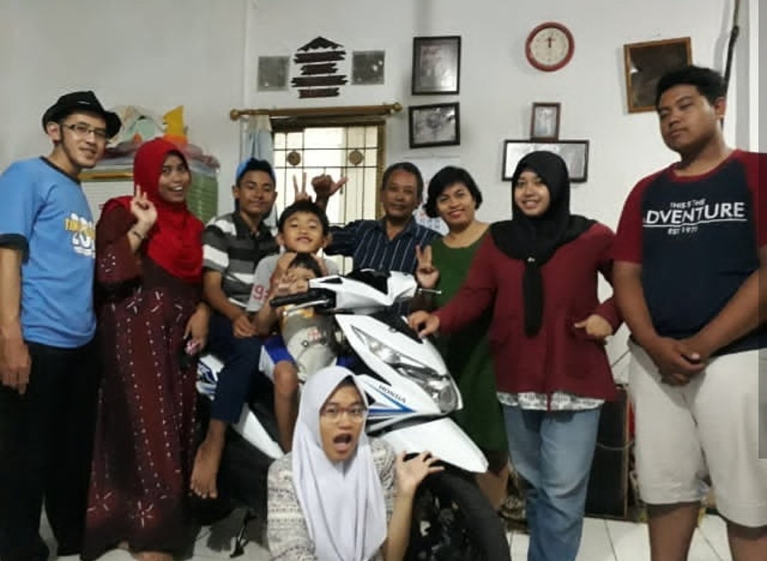D4Danang's tweet photo. @welovehonda motor kebanggaan di setiap masa, dgn body yg elegan, irit &amp; tdk ribet, jg bisa memudahkan kami dlm beraktifitas setiap harinya dlm mengejar impian kami masing2. #suksesbutuhproses
#satuhatiramadhan @zainurashofa @Deswina2412 @DesiQta https://t.co/MbTXLiw5G4