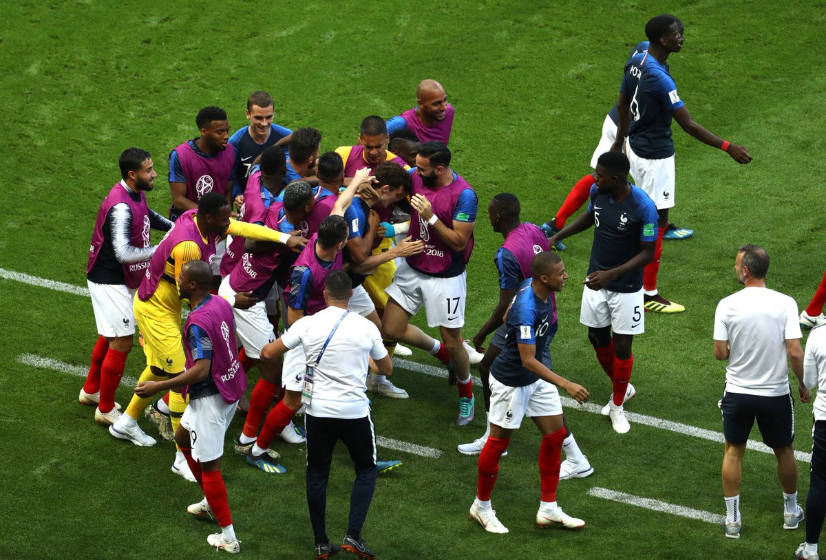 equipedefrance's tweet photo. Direction les 1/4 !! 👊👍🔥 #FRA #FiersdetreBleus https://t.co/cvBhmpvh5m