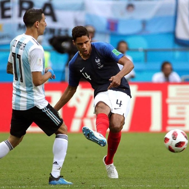realmadrid's tweet photo. 🇫🇷 Francia 4-3 🇦🇷 Argentina
🙌 @raphaelvarane
👉 Primer madridista en cuartos de Final 
#WorldCup | #HalaMadrid https://t.co/shWzCYPagL