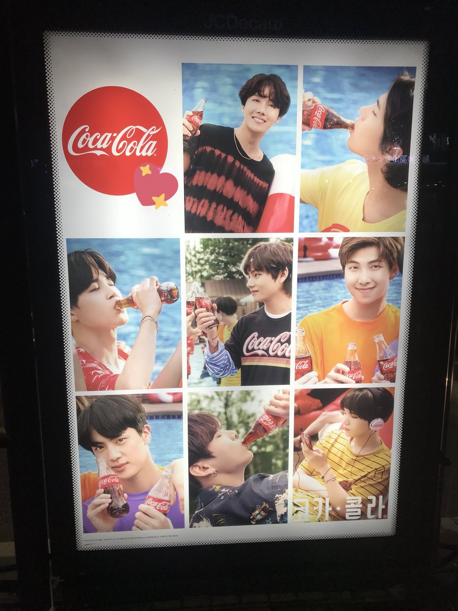 babesuh209's tweet photo. เจ้าหน้าที่กำลังแปะป้ายโปสเตอร์ Coca-Cola ของบังทันตามป้ายรถเมล์ ฮือออ รูปสวยย อยากได้มาแปะฝาบ้าน😍❤
Cr Jk4urk https://t.co/MUPjLo9vR3