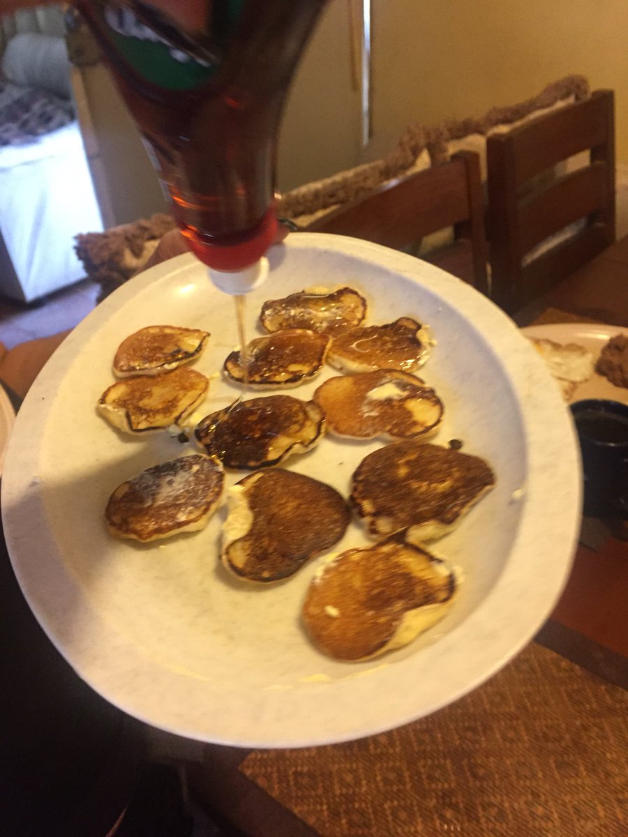 Richyandazola's tweet photo. Mis sobrinas me pidieron hot cakes chiquitos pero no dijeron que tanto😂 #chef #minihotcakes https://t.co/CkcouuSnPr